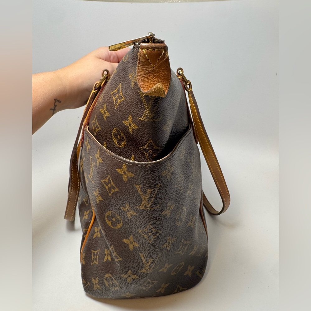 SOLD Louis Vuitton Totally MM Monogram Tote Bag - Picture 9 of 14